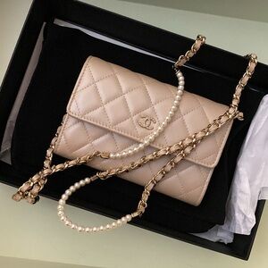 Rare Chanel pearl wallet on chain ✨